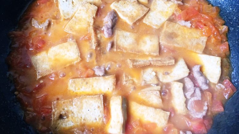 吃豆腐—番茄牛肉炖豆腐,再放入豆腐,让其淹在汤中继续小火煮5分钟左右