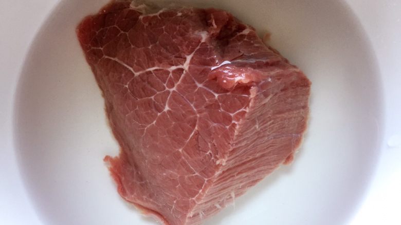 蒸牛肉杂蔬丸,新鲜<a style='color:red;display:inline-block;' href='/shicai/ 216'>牛肉</a>洗净,在清水中浸泡一小时去血水。