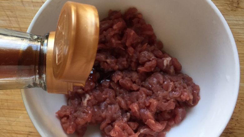 蒸牛肉杂蔬丸,把牛肉末放入碗里,加入适量的<a style='color:red;display:inline-block;' href='/shicai/ 788'>生抽</a>拌匀腌制十分钟入味。