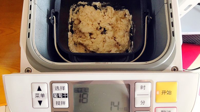 即方便又快捷~一次发酵双色绣球馒头,选择面包机的饺子皮功能,揉面15分钟!
如果你的面包机没有饺子皮功能,那就选择揉面功能,也是15分钟!