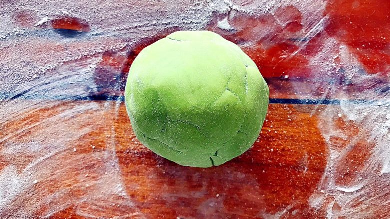 即方便又快捷~一次发酵双色绣球馒头,另外一份加入抹茶粉,揉均匀!