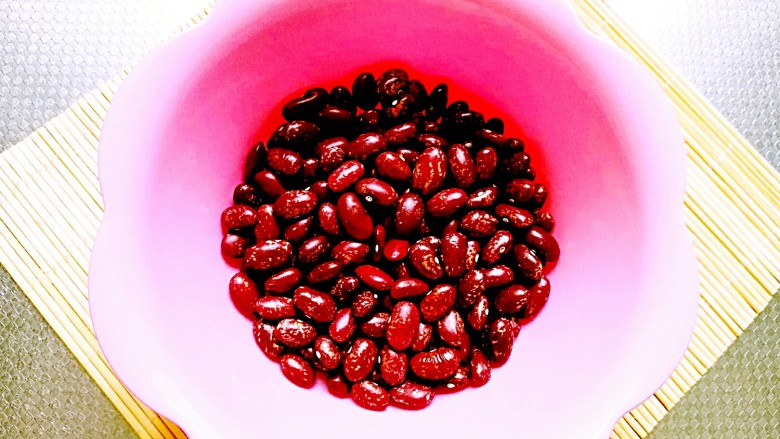 甑糕,芸豆选<a style='color:red;display:inline-block;' href='/shicai/ 8611'>红芸豆</a>、花芸豆都可以,用清水浸泡12个小时以上