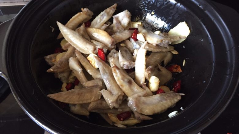 干锅辣子鸡翅,翻炒,搅拌;