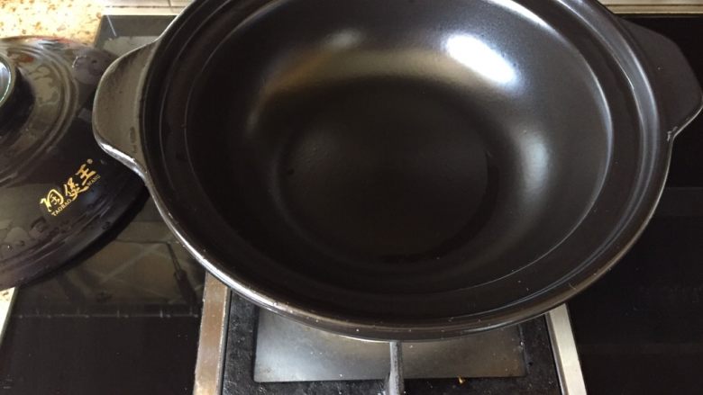 干锅辣子鸡翅,砂锅,预热,先烧干水分;
