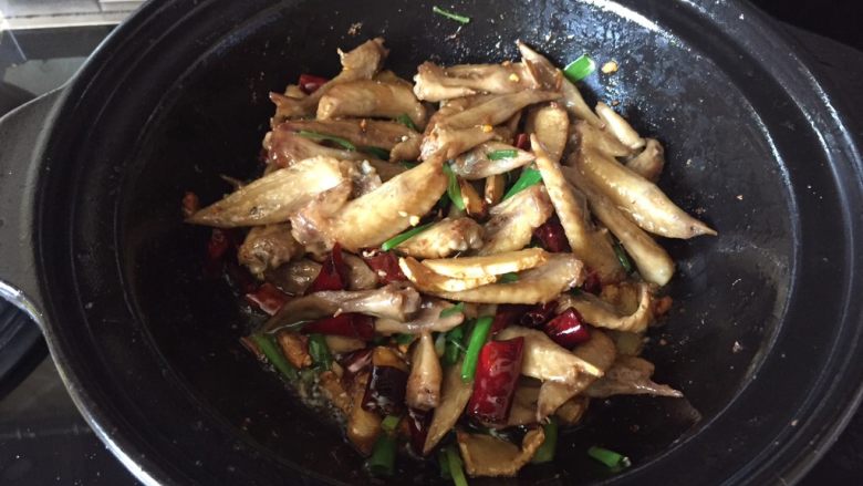 干锅辣子鸡翅,搅拌,就可以了;