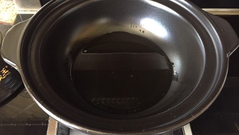 干锅辣子鸡翅,放入食用油;