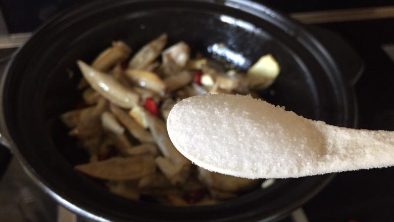 干锅辣子鸡翅,调了盐;