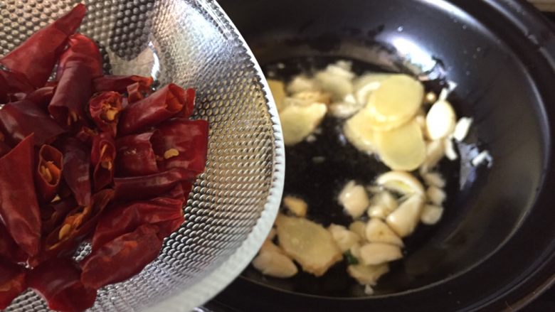 干锅辣子鸡翅,再放入红辣椒,翻炒;