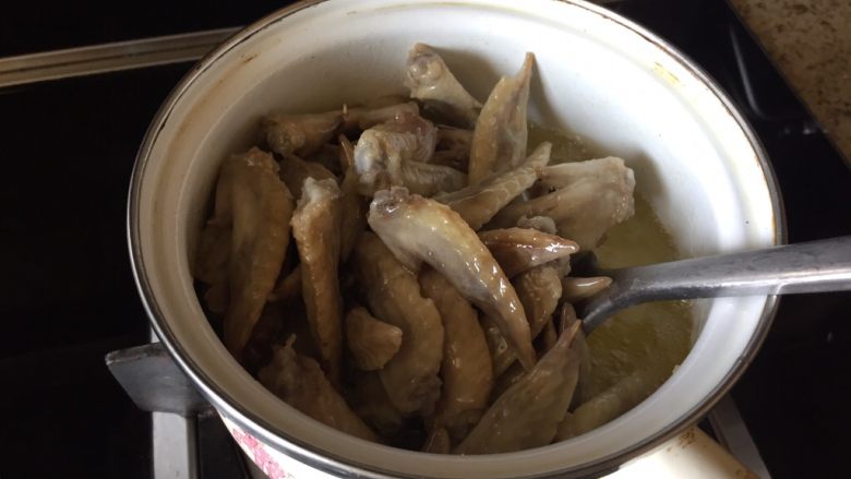 干锅辣子鸡翅,炸至微黄,捞出,沥油;