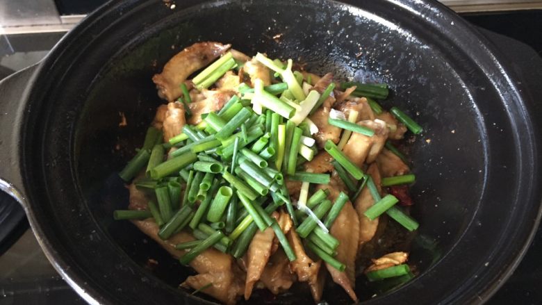 干锅辣子鸡翅,翻炒,收汁,放入葱段;