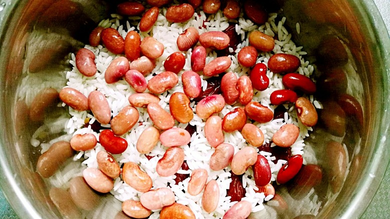 甑糕,接着再铺一层糯米,铺一层芸豆
