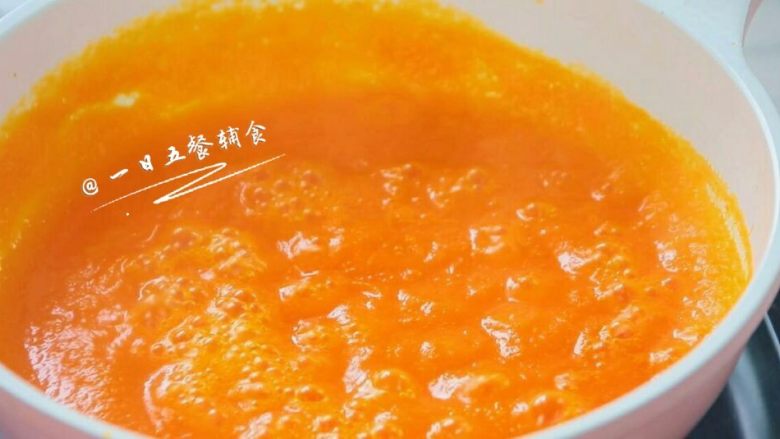 胡萝卜蛋黄糊 宝宝健康辅食,嫩豆腐 ,倒入锅中小火煮。