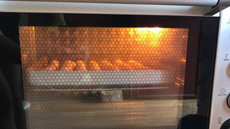 土豆椰蓉球,烤箱提前175度预热,上下火、中层,预热完毕放入食材烘烤15-20分钟表面金黄即可