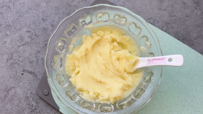 土豆椰蓉球,取出,用勺子按成泥状