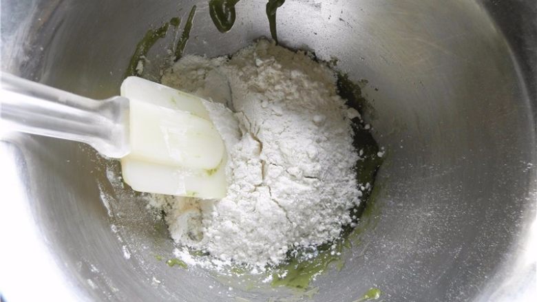青汁月饼,继续倒入剩下的预拌粉,用刮刀和成光滑面团,盖上保鲜膜静置1个小时。