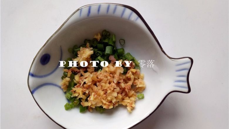 糖醋青椒酿肉,<a style='color:red;display:inline-block;' href='/shicai/ 157'>小葱</a>洗净后切成葱花;老姜剁成姜末;