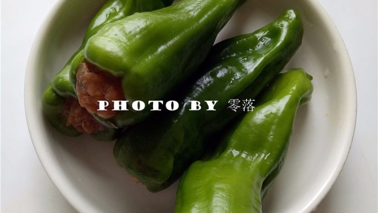 糖醋青椒酿肉,将肉馅塞入青椒内部;青椒表面可拭干水分;