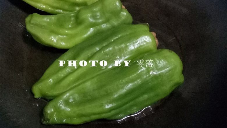 糖醋青椒酿肉,放入青椒,煎至青椒表皮发焦;
