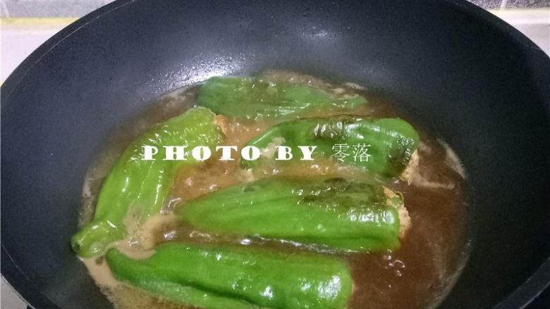 糖醋青椒酿肉,调入糖、盐、醋、<a style='color:red;display:inline-block;' href='/shicai/ 762'>老抽</a>;