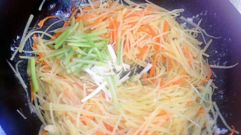 爽脆土豆丝,最后把芹菜葱丝炒均匀,出锅