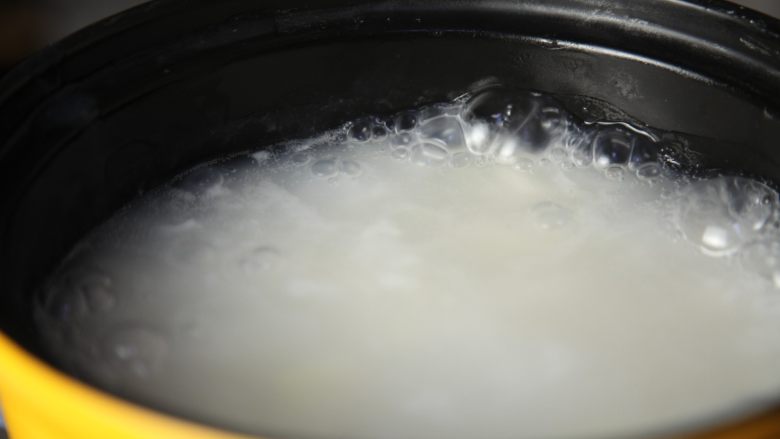 有家鲜厨房|秋分养生粥:白梨鸡蛋鲜米粥,煮至米粒开花,煮熟盛出