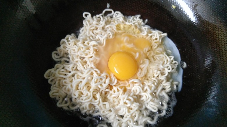 #咸味#泡面卧俩蛋(泡面另类吃法),然后打入两枚鸡蛋。