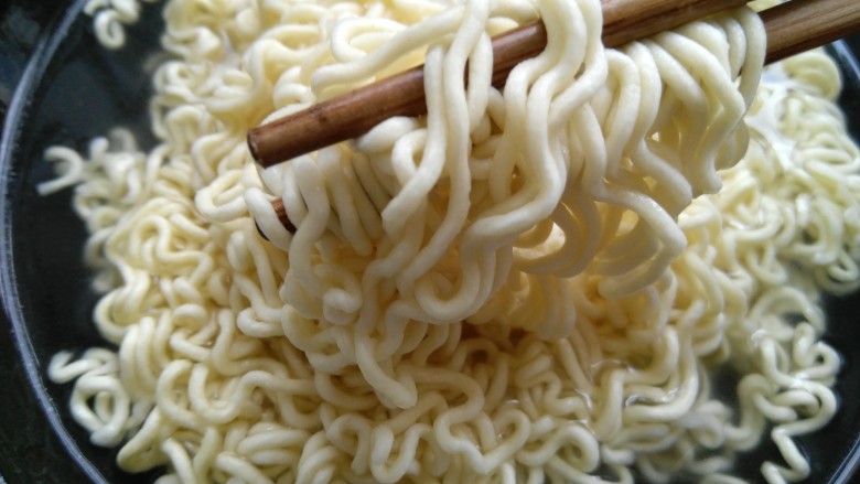 #咸味#泡面卧俩蛋(泡面另类吃法),大概泡三分钟左右,这样面既软又不烂的时候,捞出。