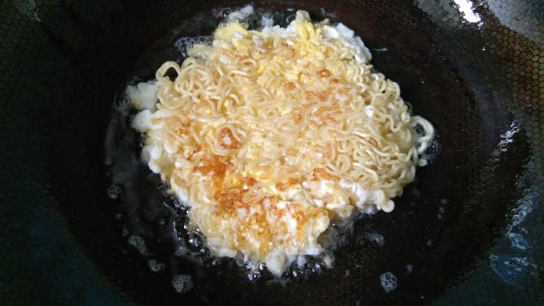 #咸味#泡面卧俩蛋(泡面另类吃法),煎制下面焦黄色,定型后,翻面,大概煎一两分钟,就可以出锅。