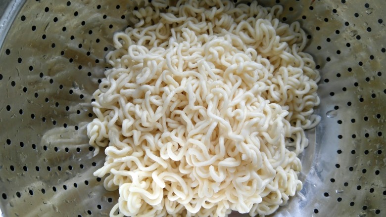 #咸味#泡面卧俩蛋(泡面另类吃法),捞出后,用凉水冲洗几遍。