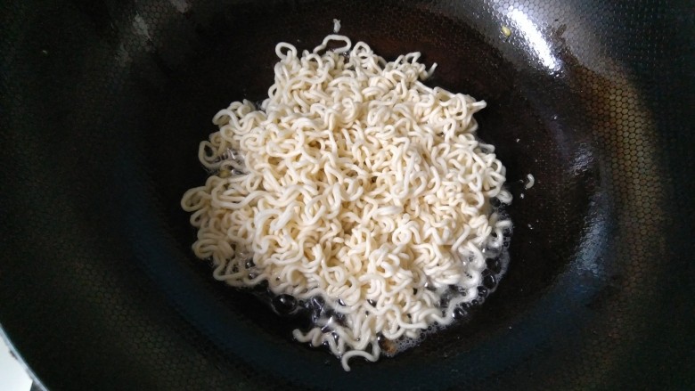 #咸味#泡面卧俩蛋(泡面另类吃法),放进一包泡面的半份。陷中小火炸制几分钟。