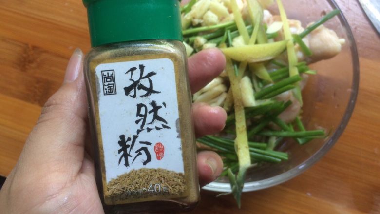 新奥尔良烤小鸡腿,加入<a style='color:red;display:inline-block;' href='/shicai/ 146542'>孜然粉</a>