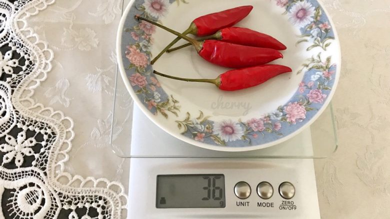 #辣味#麻辣三文鱼,朝天椒4粒，去头对半切开，