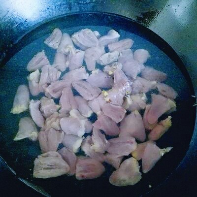 #咸味#“以形补形”孜然炒鸡心,之后将鸡心焯水,水烧开后加入一切二的鸡心,大火约2分钟,捞出用冷水冲洗干净。