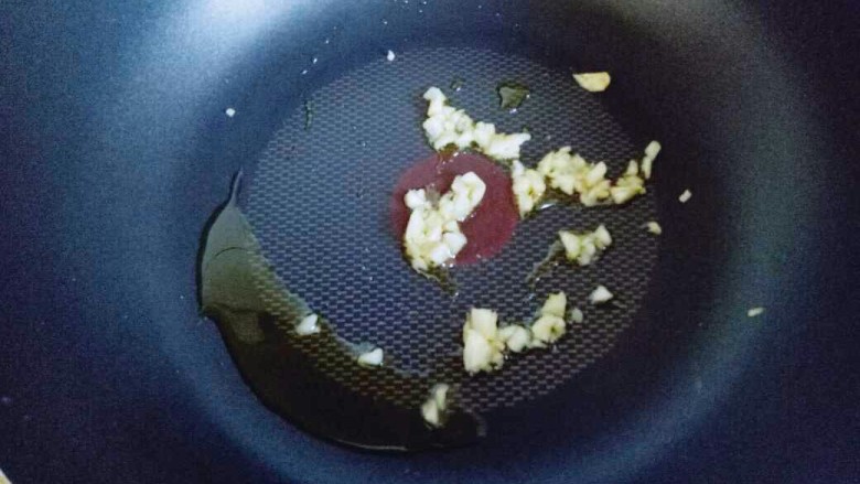 #咸味#“以形补形”孜然炒鸡心,锅中加入食用油,放入蒜炒香。