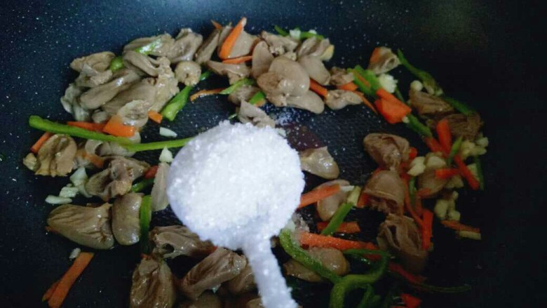 #咸味#“以形补形”孜然炒鸡心,加入一勺白砂糖,也可以不放,根据个人喜欢。