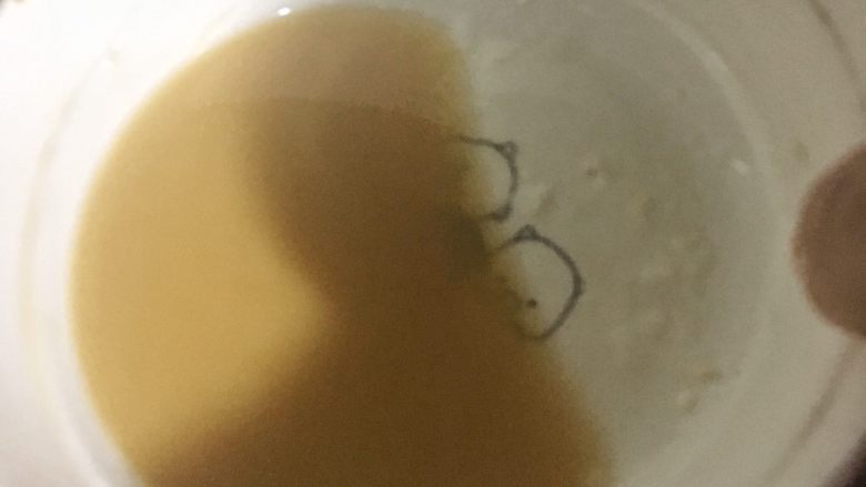 吃豆腐+创意豆腐盅,一勺生抽,一勺糖,一勺生粉,50克水,倒入蒜末里