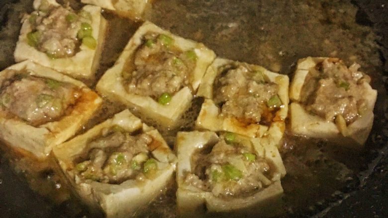 吃豆腐+创意豆腐盅,底面金黄色,加盐和味极鲜,加小碗水,盖上锅盖,焖10分钟, 煮进盐味