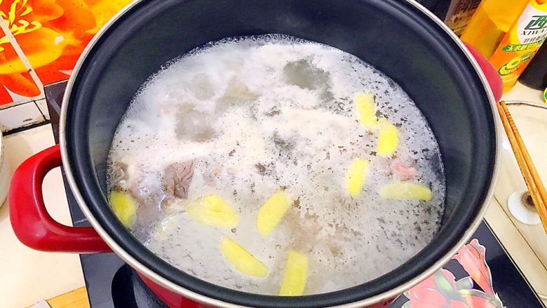 金腿银骨青菜汤
,水开后放入排骨,中火煮两分钟!