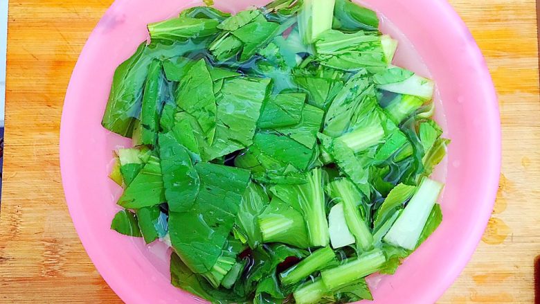 金腿银骨青菜汤
,用水浸泡住青菜,备用!