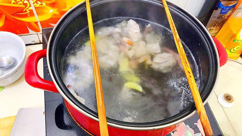 金腿银骨青菜汤
,转小火!
把两根筷子搁在锅子上面!