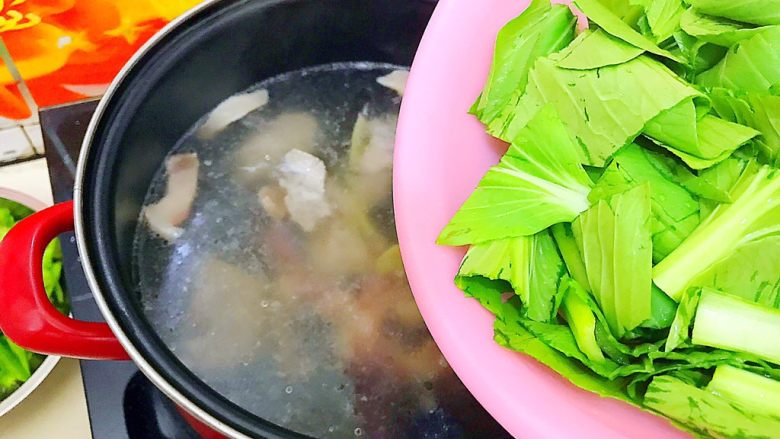 金腿银骨青菜汤
,青菜倒去水,加入锅内!