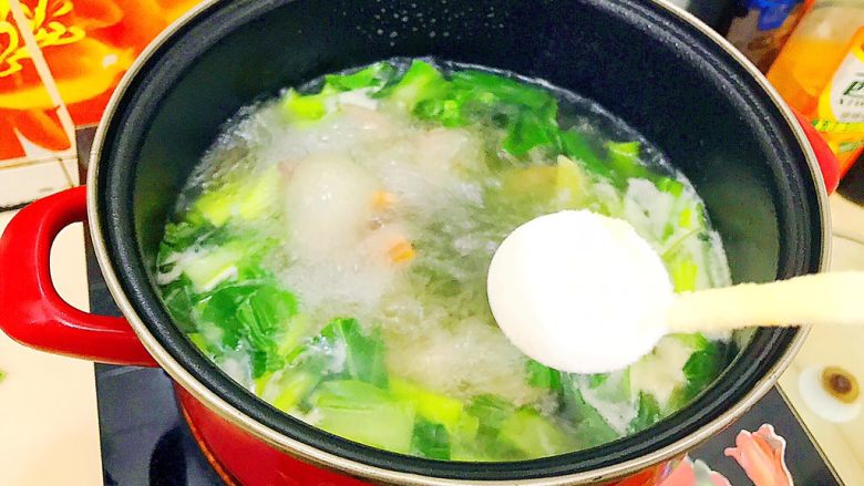 金腿银骨青菜汤
,最后加一勺盐,不用加鸡精已经鲜的不得了啦!