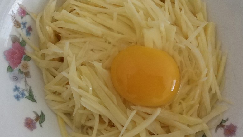 鸡蛋土豆饼,打入<a style='color:red;display:inline-block;' href='/shicai/ 9'>鸡蛋</a>