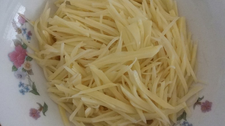鸡蛋土豆饼,土豆装入汤碗中