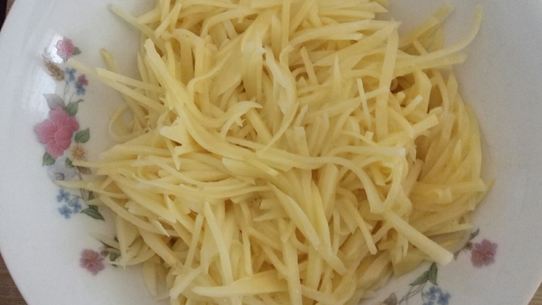 鸡蛋土豆饼,搅拌均匀