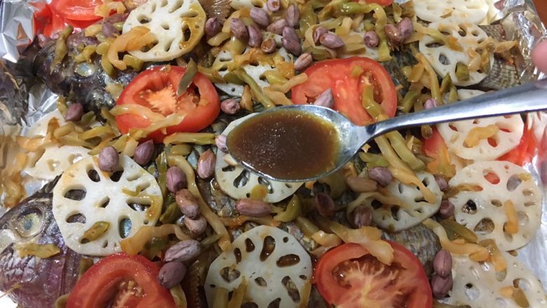#咸味#简单美味烤鱼,最后五分钟铺上配菜,淋上之前腌鱼的酱汁,继续烤完剩下的时间!