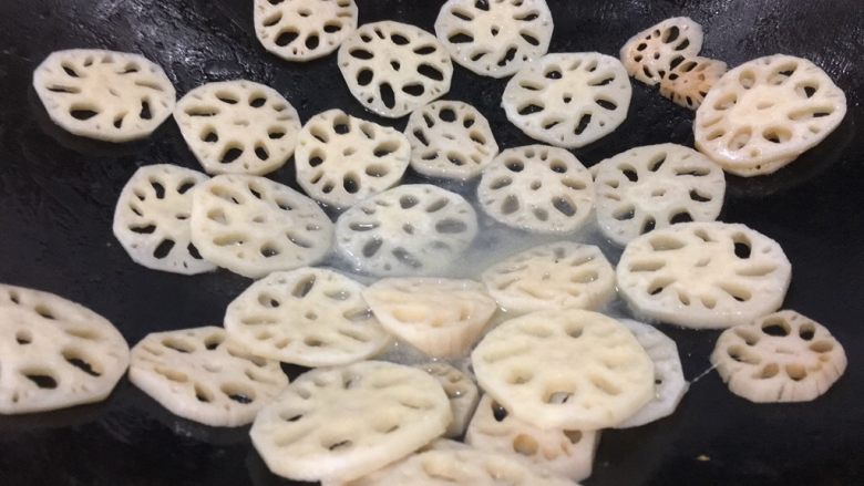 #咸味#简单美味烤鱼,烤鱼的时间炒好藕片,加盐调味!备用