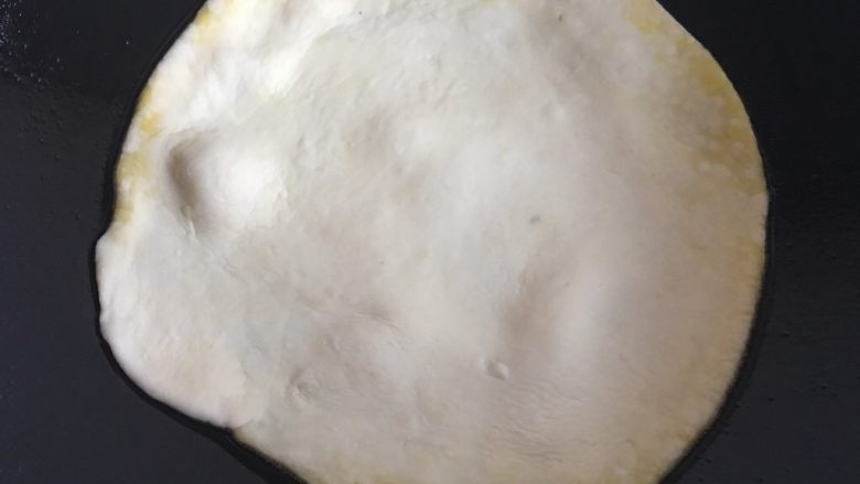 鸡蛋灌饼,看到面皮鼓起,迅速用筷子戳个洞