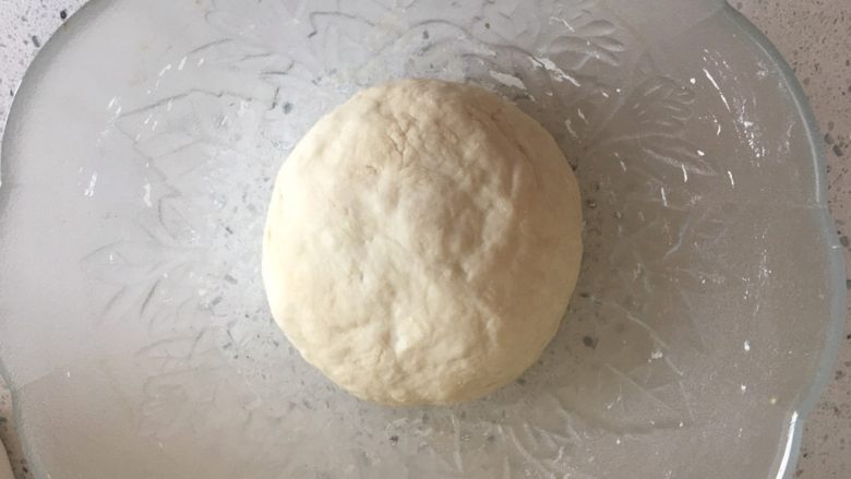 鸡蛋灌饼,将面粉、温水、盐混合,揉成面团,醒发30分钟。