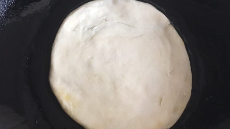 鸡蛋灌饼,锅内倒入少许油,将面皮放入油锅中
